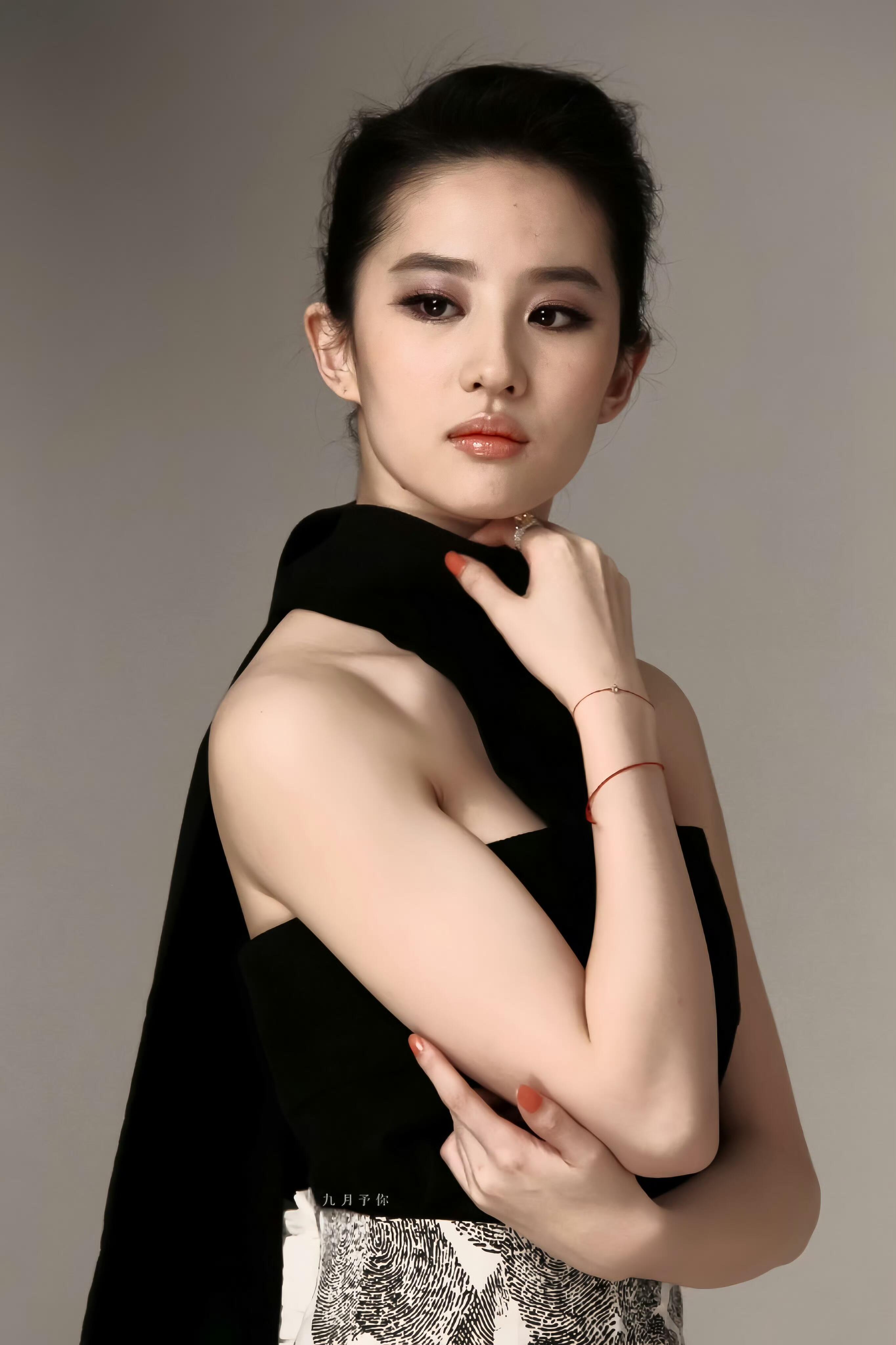 哇，刘亦菲的小烟熏妆真的好蛊
