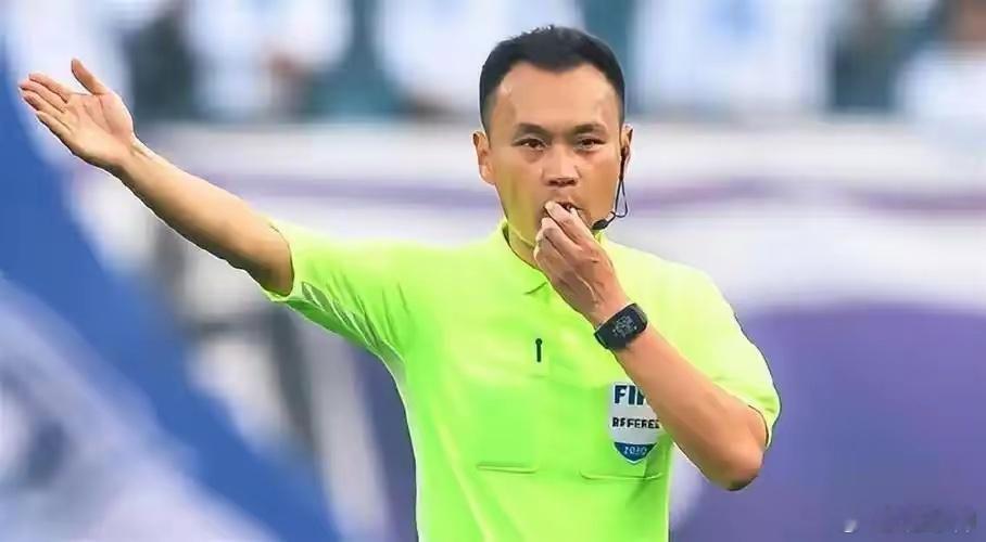 韦世豪所打出的那粒进球，先是击中了腹部，随后反弹至手臂之上，且其手臂始终紧贴着身