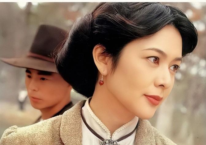 1982年，20岁的关之琳嫁给了大自己16岁的富商王国旌。结果不到一年，两人就离