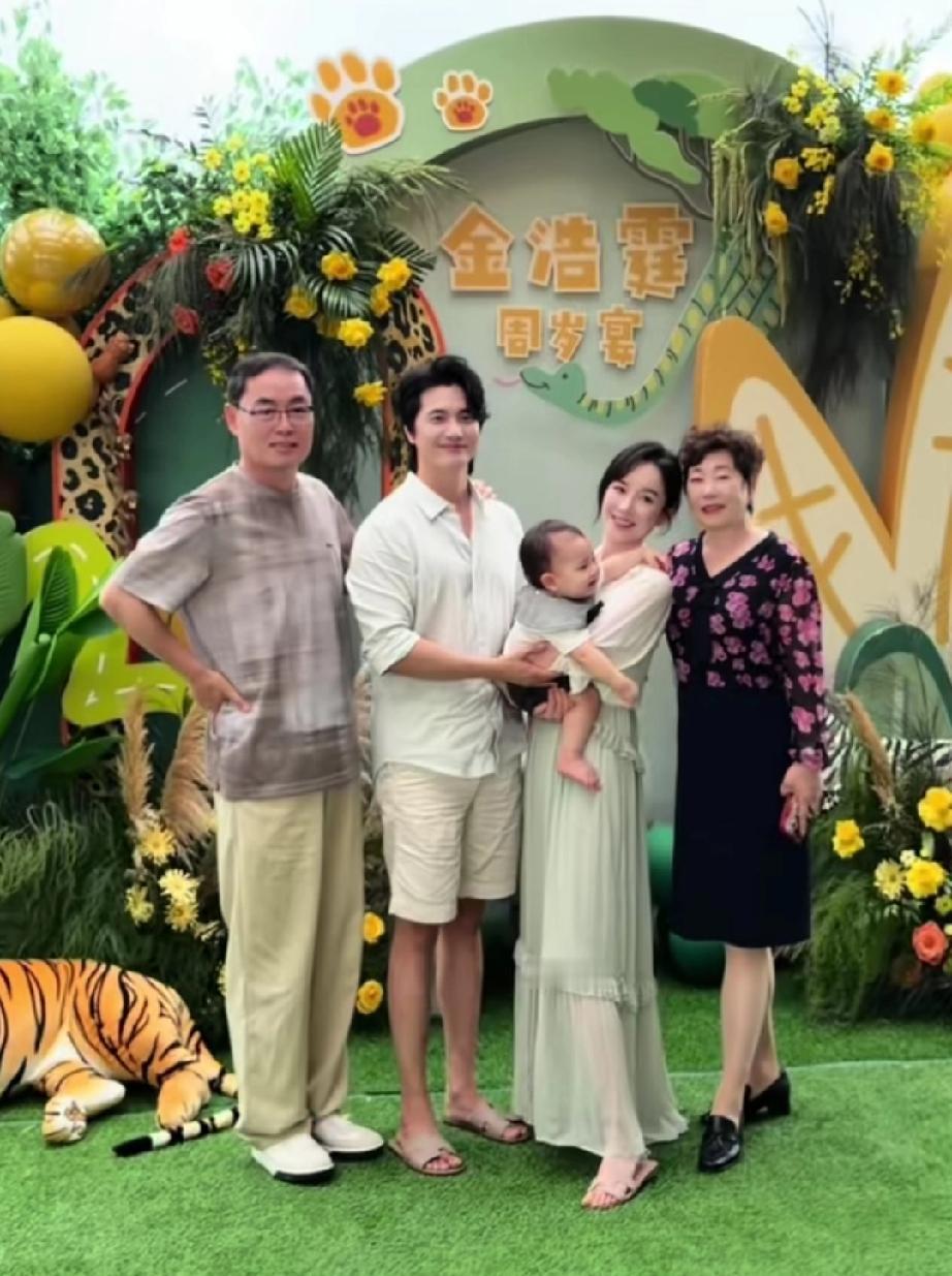 张檬和小五的儿子办周岁宴，张檬爸妈大手笔送了大金项链还有一个小金锣，周岁宴办得热