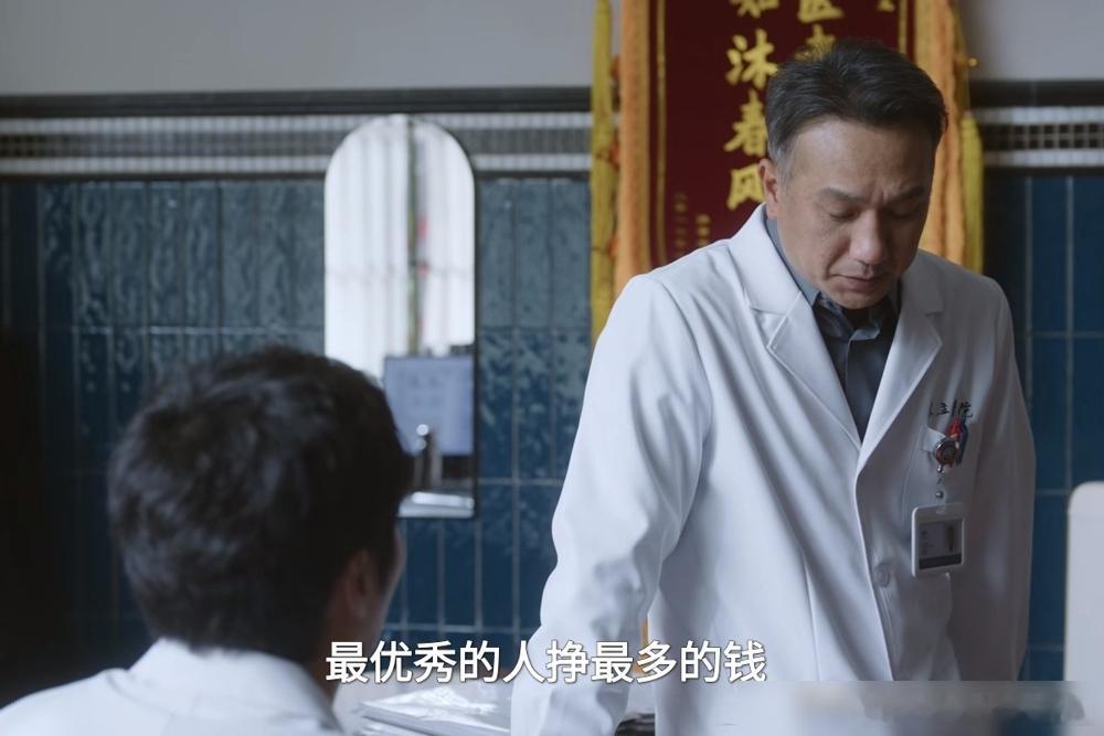赵又廷在《问心2》里又演了个医生，周筱风。网上全是夸的，说他克制式演技封神。