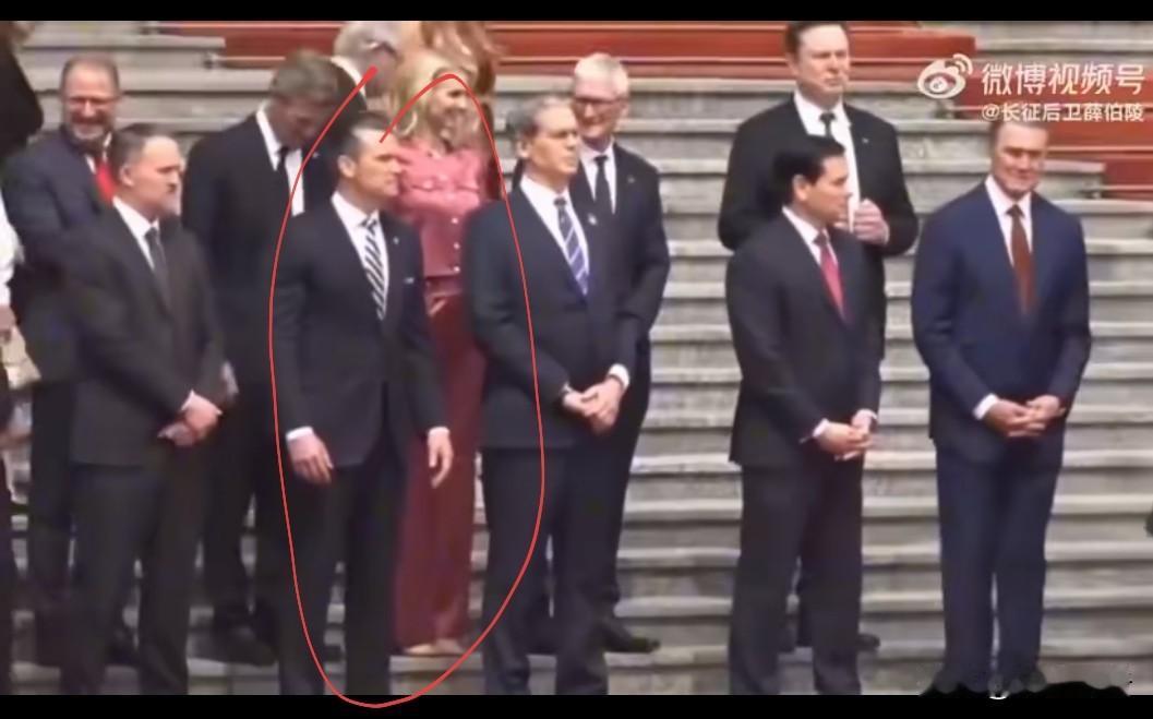 美战争部部长赫格塞斯在访华期间，僵硬的身体动作与其他人特别不协调，有人说他是现场