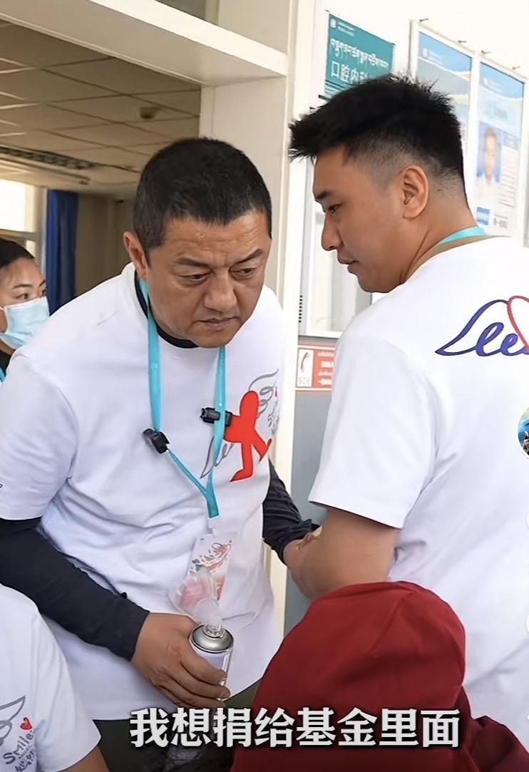李亚鹏的视频，又一次让人泪目了。 5月31日夜晚，青海囊谦县，一个志愿者把捐