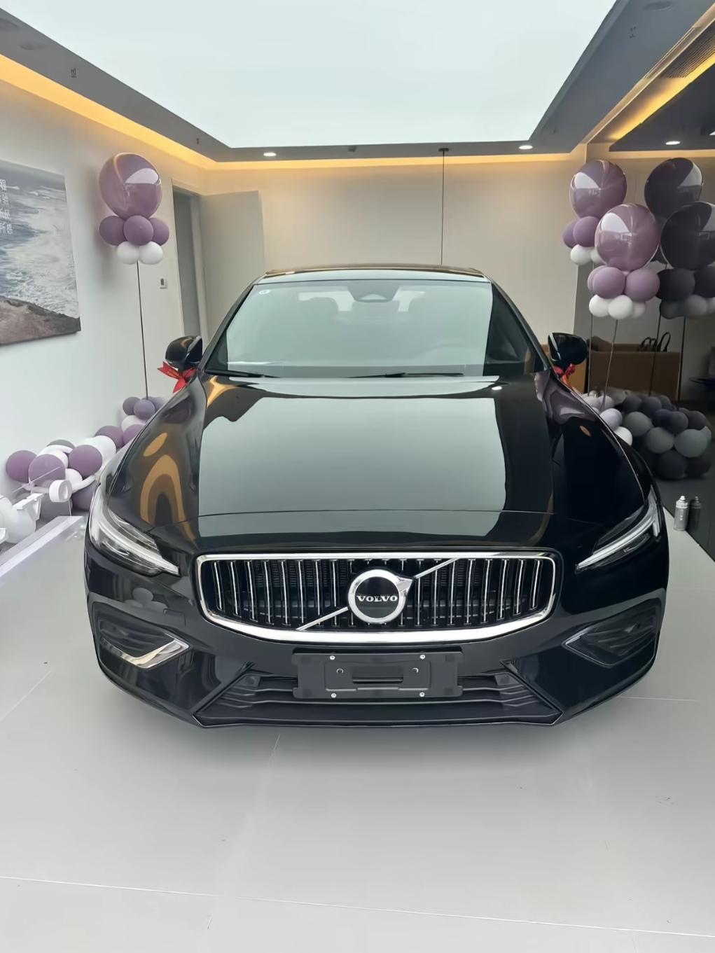 2026款沃尔沃S60属于中型豪华燃油轿车，安全配置全系拉满，底盘调校偏稳重，内