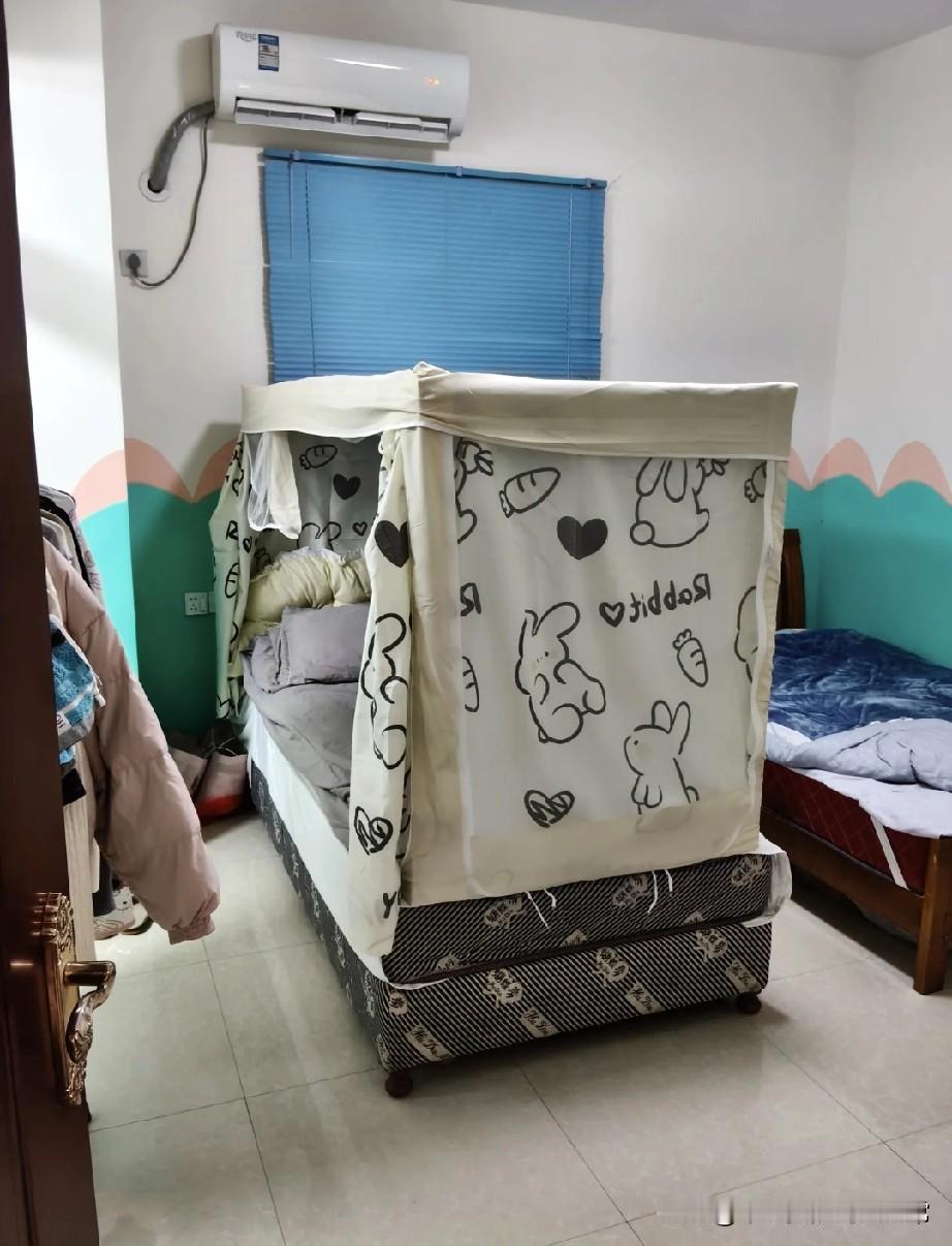 事业编宿舍改造第一天：这床帘一拉，变单身公寓！刚分到两人间宿舍，瞅着光秃秃