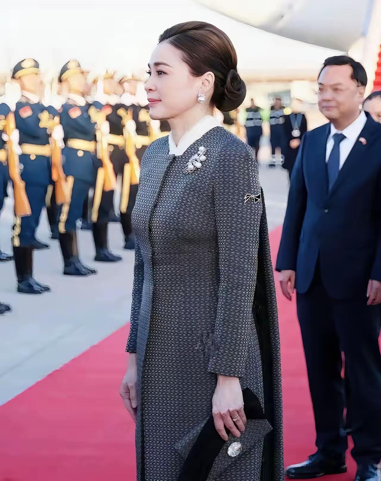 泰国皇后这气质真是刻进了骨子里的美丽，优雅和智慧，其穿搭，发型，站姿无不透露高傲