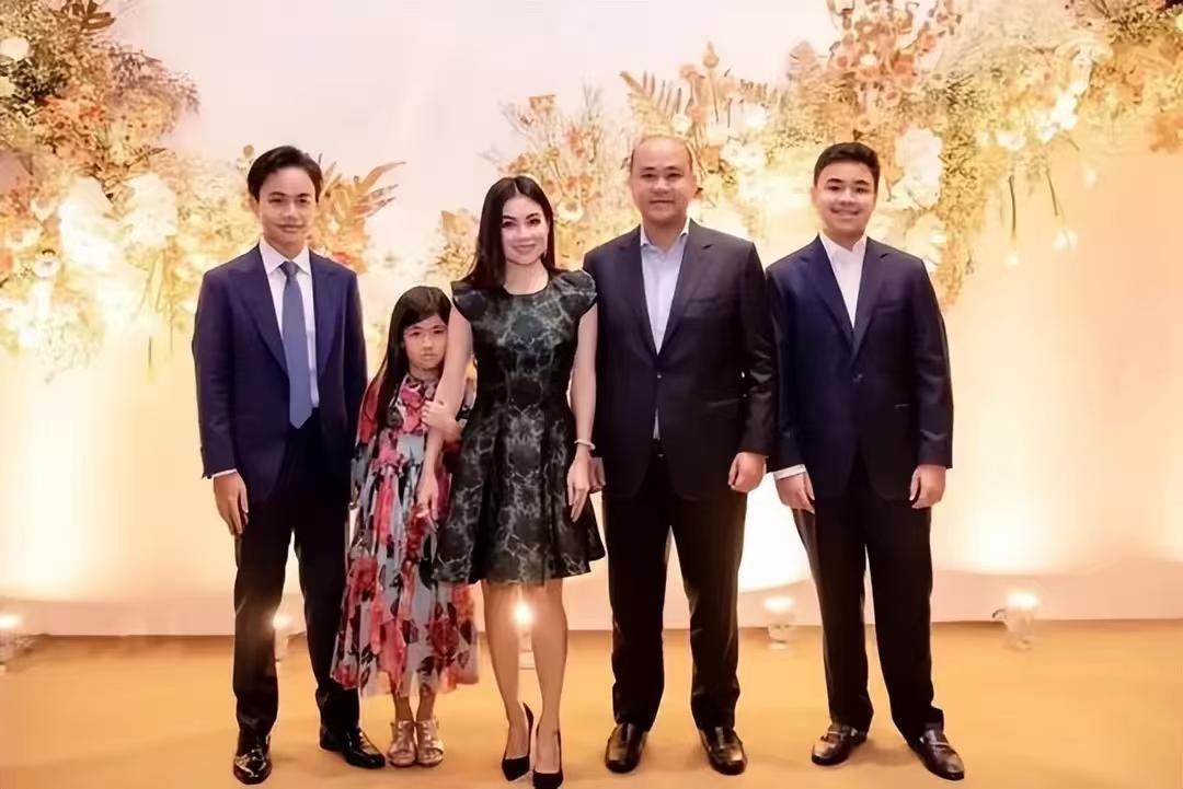 不要小看洪森，他在柬埔寨说一不二，只手遮天，整个家族，个个都在柬埔寨把持要务。除