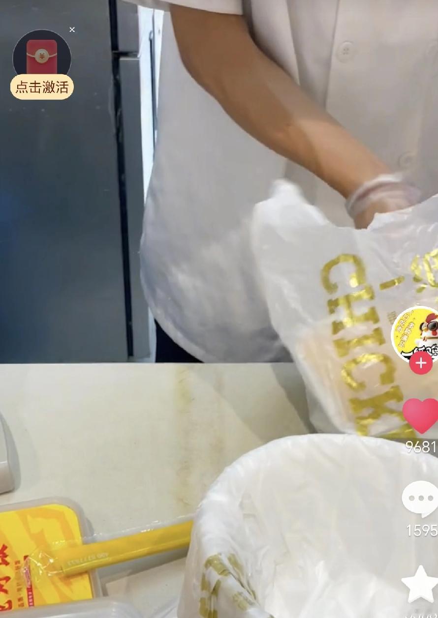 一家餐饮企业公开举报学校领导，两年时间里被拿走三百多万现金！学校方面回应称，这