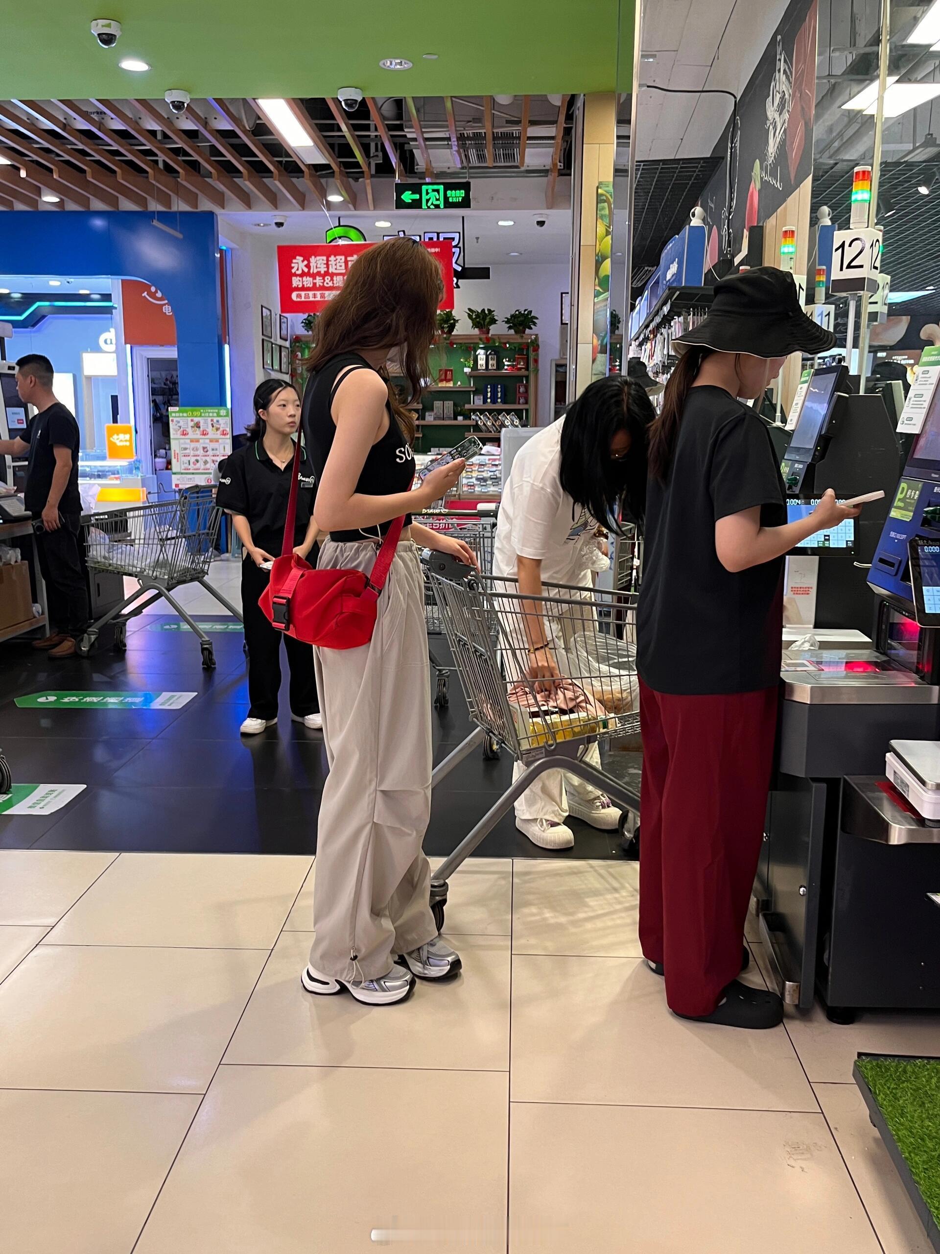 大家为什么现在都这么穿？？看到各种宽松的裤子和裙子，紧身裤子反而越来越少了，看的