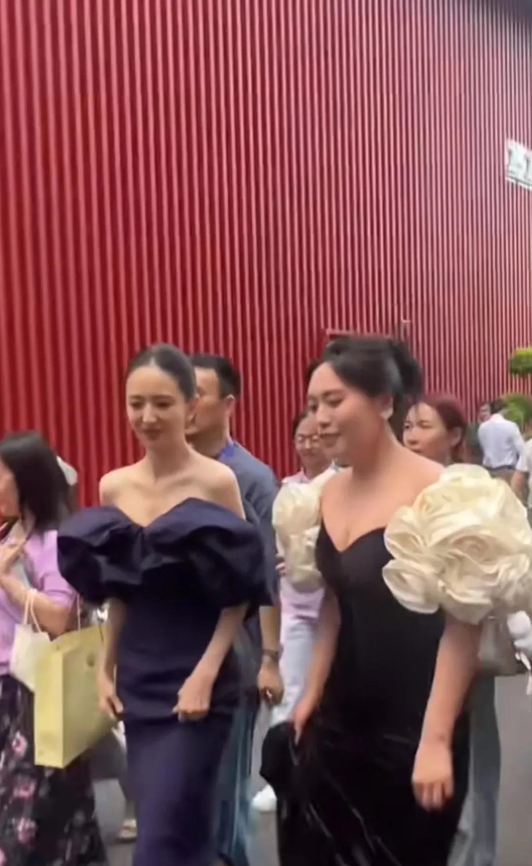 李雪琴和佟丽娅一起参加上合组织电影节闭幕式。没想到李雪琴的身材挺好，令佟丽娅都