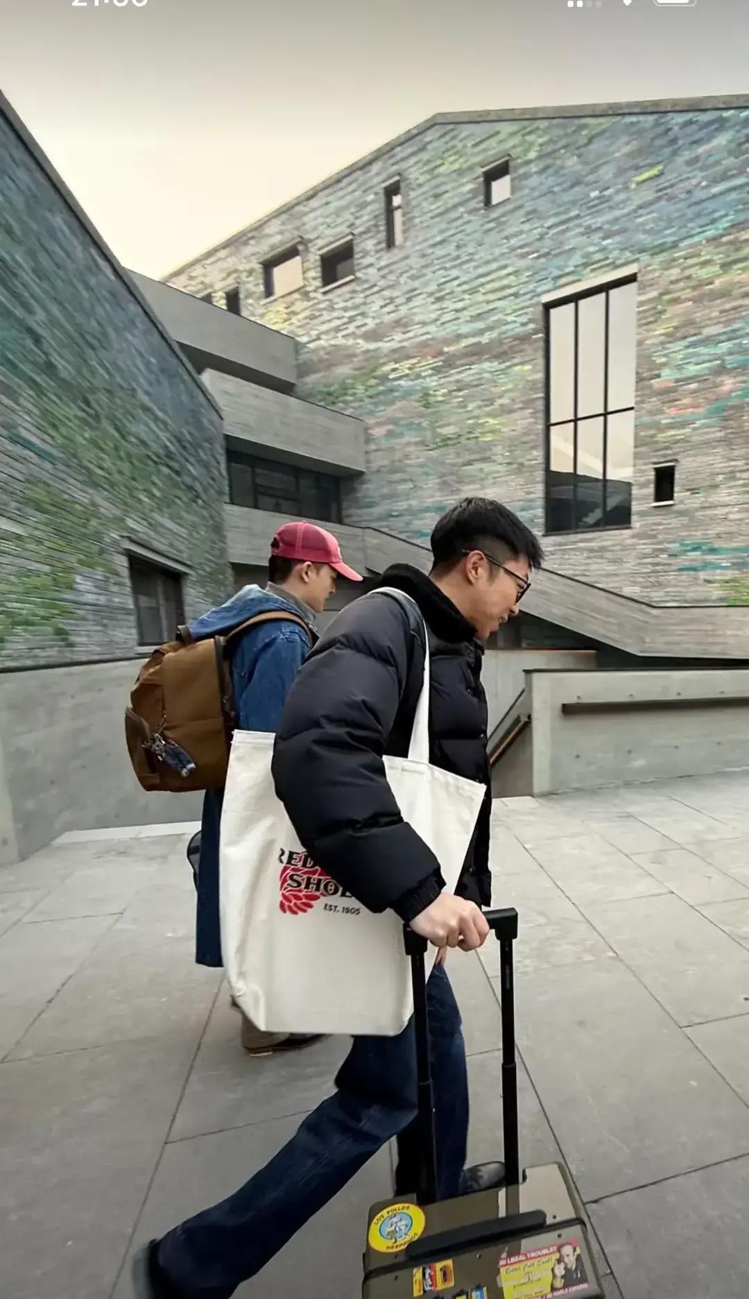 与辉同行的董董和汉森提前到西安了。有网友在机场拍到两人拖着行李箱出站，董董穿得