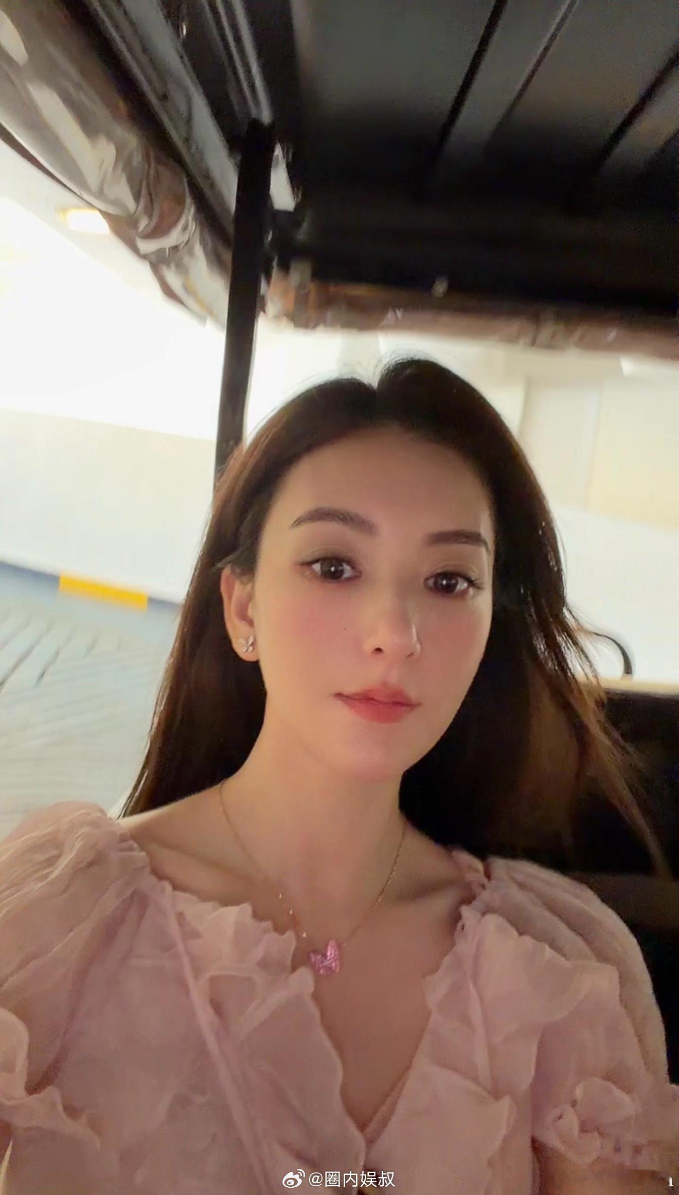 郭富城方媛带女儿暑假旅行趁着孩子放暑假，郭富城、方媛携三个女儿前往新加坡开启亲子