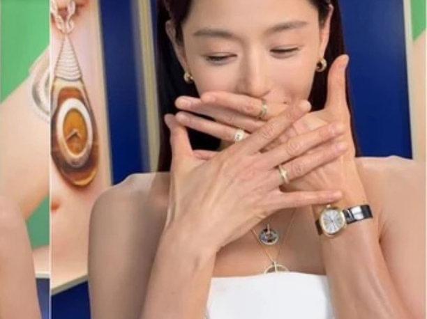 “不老女神”全智贤也是老了，一双修长的手布满皱纹，皮肤松弛，全是岁月的痕迹。