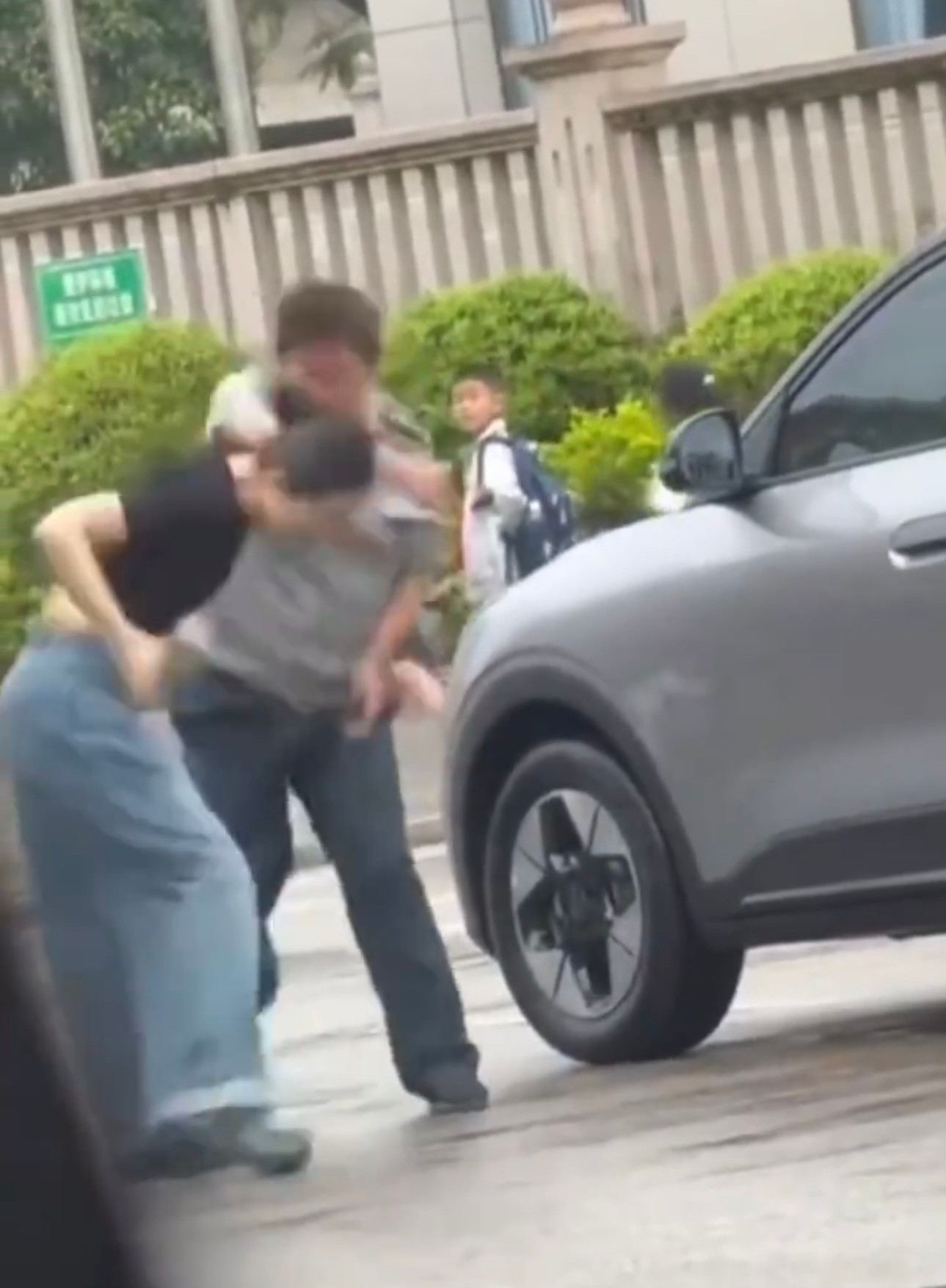 踹保安后被掌掴女子耳膜穿孔保安应该是摊上大事儿了耳膜穿孔，属于轻伤二级根据刑法，