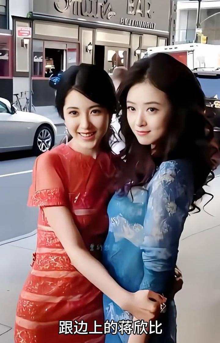 蒋欣和曾黎这张穿旗袍的合照，一个明艳似火，一个清丽如水，都很好看。跟边上的蒋欣比