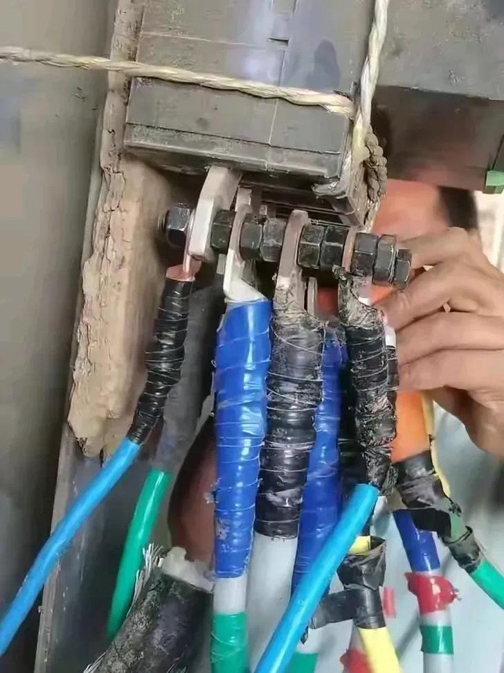 作为一名经验丰富的老电工，我的电工证可是通过培训和考试获取的，绝不是从路边摊买来