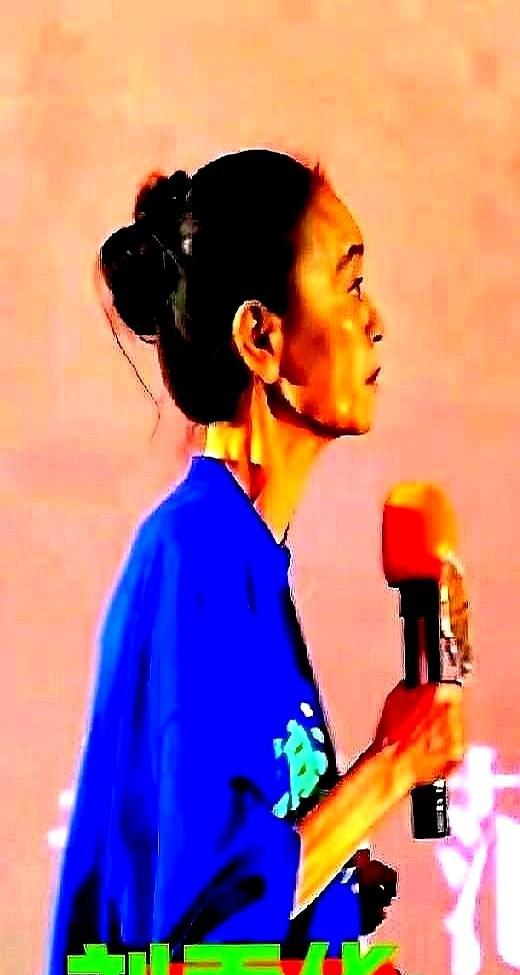 66岁刘雪华裤子松了两扣，不是减肥成功，是把片场当健身房了。一天站八小时，走八