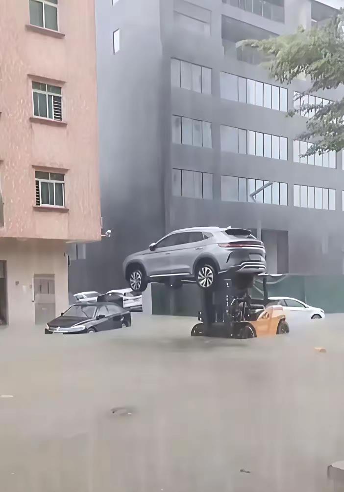 叉车：我反正要牺牲了，临死前救下一个