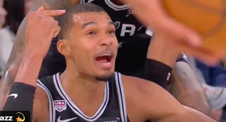 NBA总决赛第四场，马刺对阵尼克斯的比赛正在进行中。第一节比赛中，米罗肘到文班