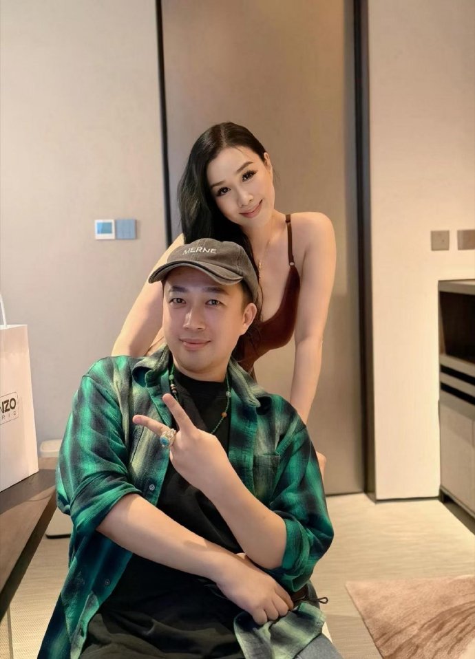 感觉合影大家知道他脸小五官好看且头身比好合影的时候挨得近的默契的选择托腮捂脸颊