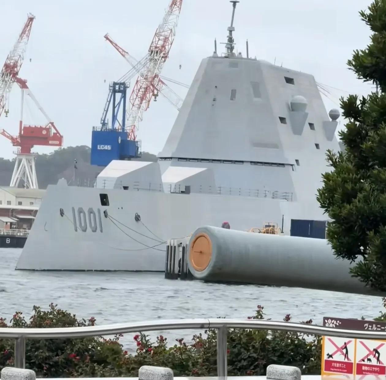 在日本横须贺军港参观，远远地看到一艘美军朱姆沃尔特级驱逐舰停靠在一处码头，这艘军