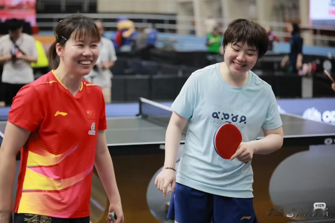国乒女队的氛围也越来越好了。今年的亚锦赛只有团体赛，看到国乒女队在一起训练的氛