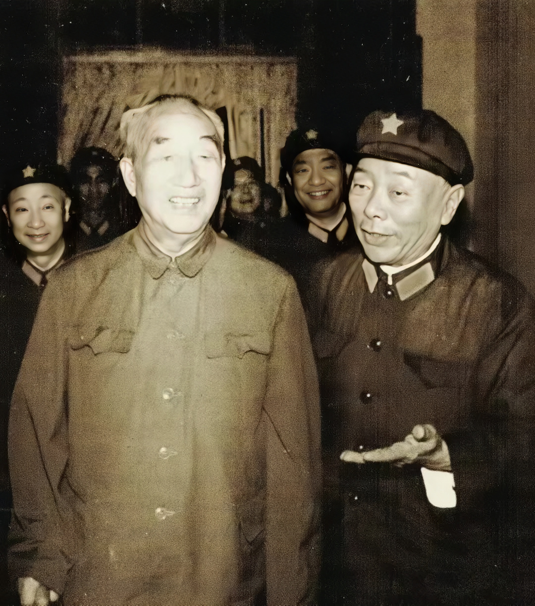 1983年7月1日，6位老部下前来看望，徐向前和他们合影留念。最右边是武汉军区司