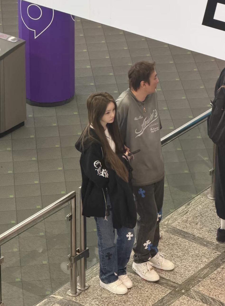 38岁王思聪和女友懒懒现身德国科隆游戏展，两人穿着情侣款牛仔裤，打扮低调，在人群
