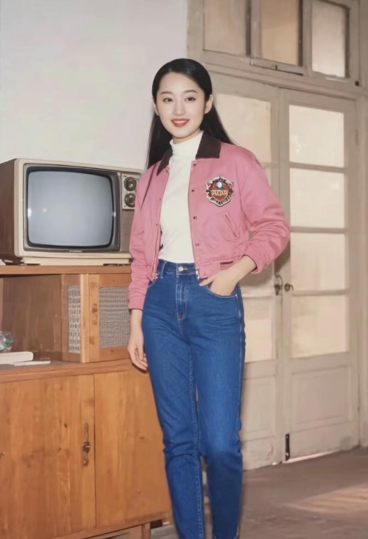 #分享城市新鲜事#认出她来了吗？今年已经54岁了，清纯靓丽，嗓音甜美，风韵犹存