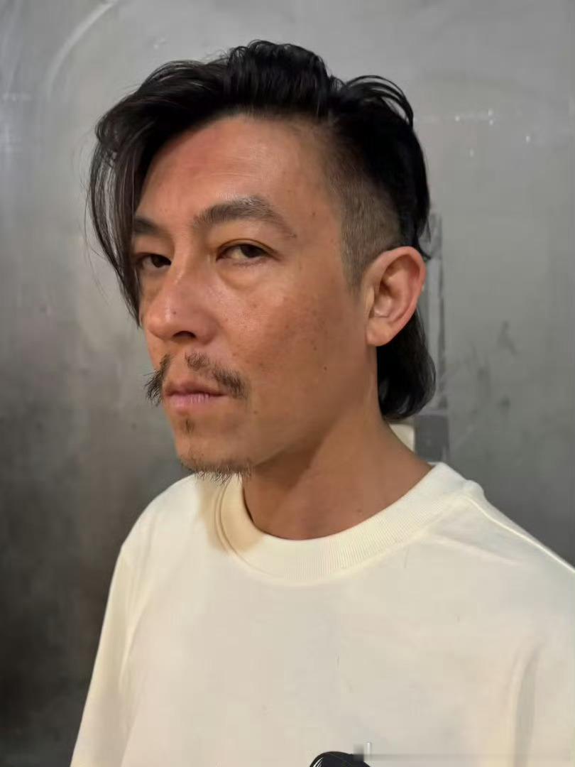 陈冠希都有老人斑了？岁月不饶人啊。不过陈冠希还是令人佩服，当年yan照门说退圈