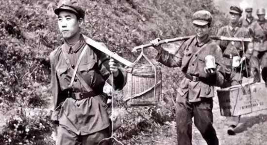 1979年，炊事员陶洪礼给前线送饭，路上，他遇到了一个越军哨所，就对战友说：“