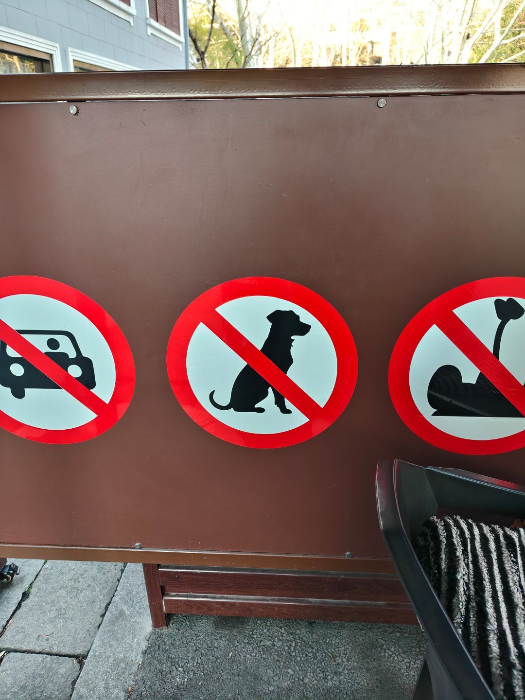 盯着这个标志笑了两分钟