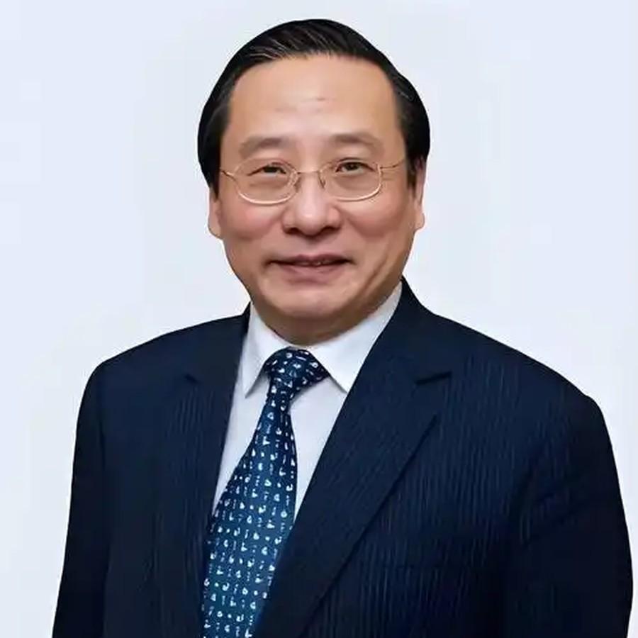 英媒记者曾当众发难，姿态咄咄逼人：你们中国凭什么不守国际法？全场都等着看笑话。结