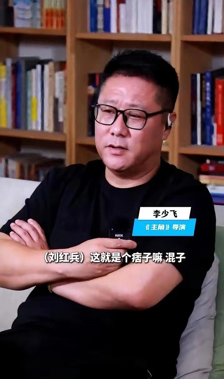 《主角》拍了一个月，张艺谋亲临现场看剪辑。屏幕上，窦骁演的混子刘红兵，甩着表开