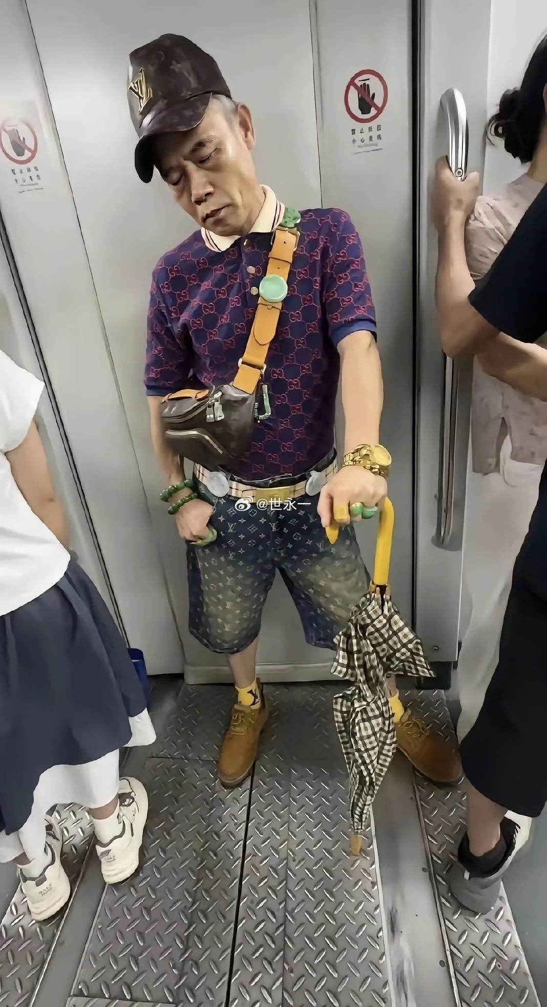 这么有钱，为什么还坐地铁啊！