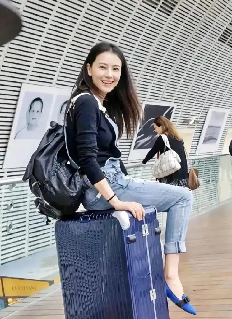 电视上看着一般般，真人巨漂亮。[滑稽笑][滑稽笑][滑稽笑]