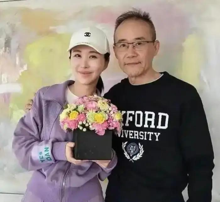 王石73岁，网上突然冒出一大波“老婆管不住”的段子，说他晚年婚姻里成了被动的那一