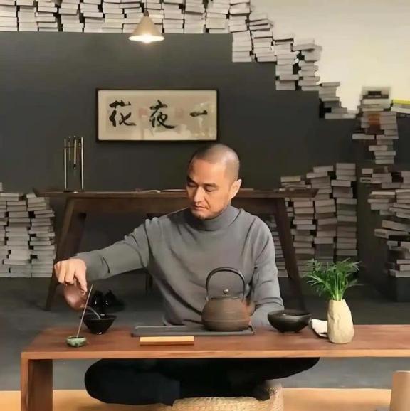 “身家上亿”的北京协和医学院博士冯唐，语出惊人：“只有穷人，才会痴迷技术，只有笨