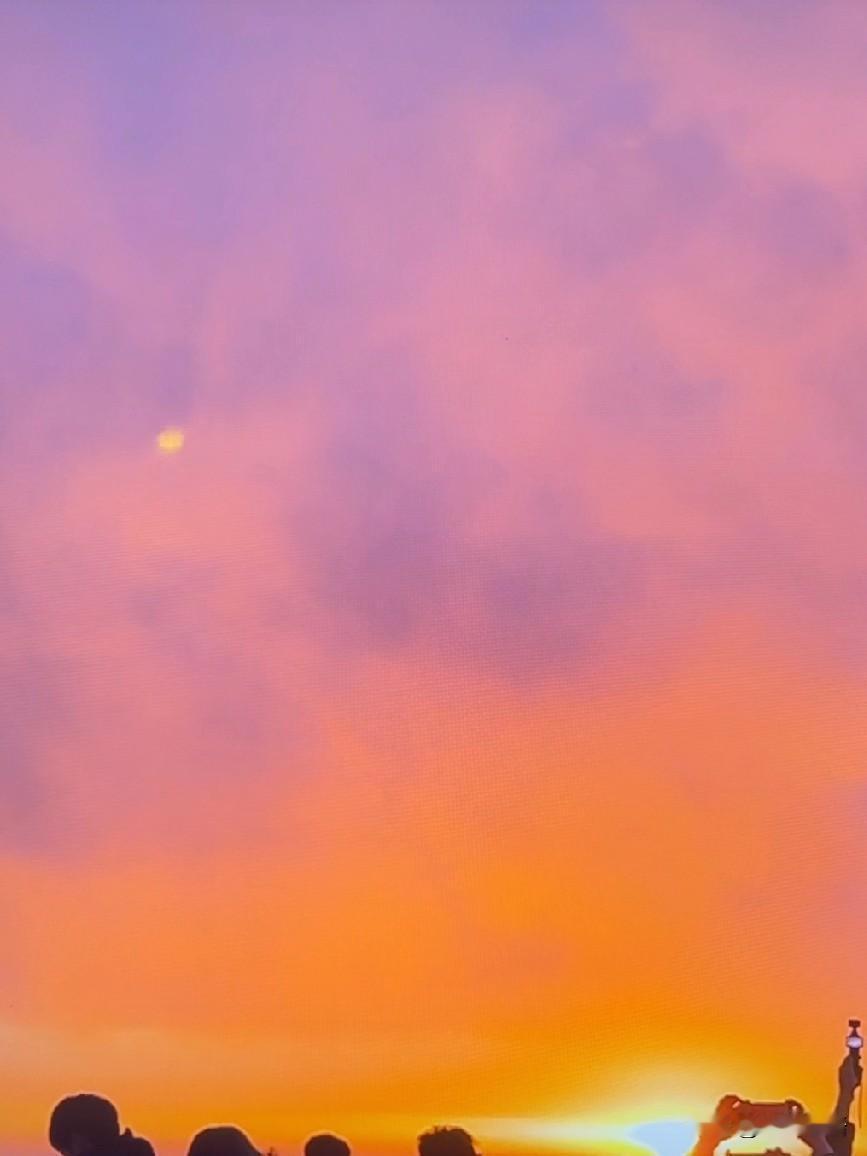 今天看到了彩霞满天，太阳初升，太美了，美的无法形容。大自然宇宙的美，只能歌颂啊！