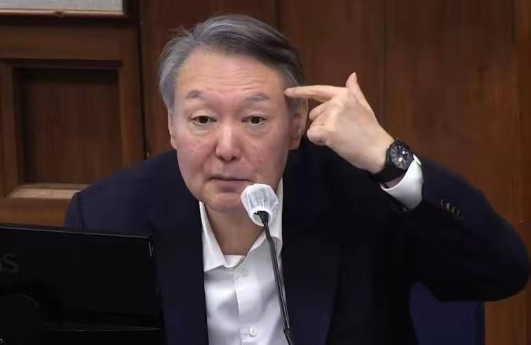 尹锡悦现在在监狱里，估计肠子都悔青了。他手里本来握着能“翻盘”的机会，却硬生生把