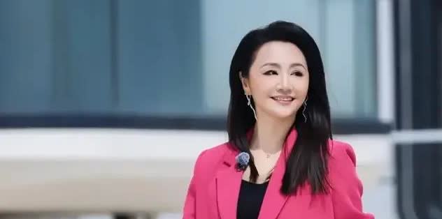 51岁曹颖胃癌手术后，8天带货4800万边化疗边哭，怕儿子失去妈妈吃瓜群