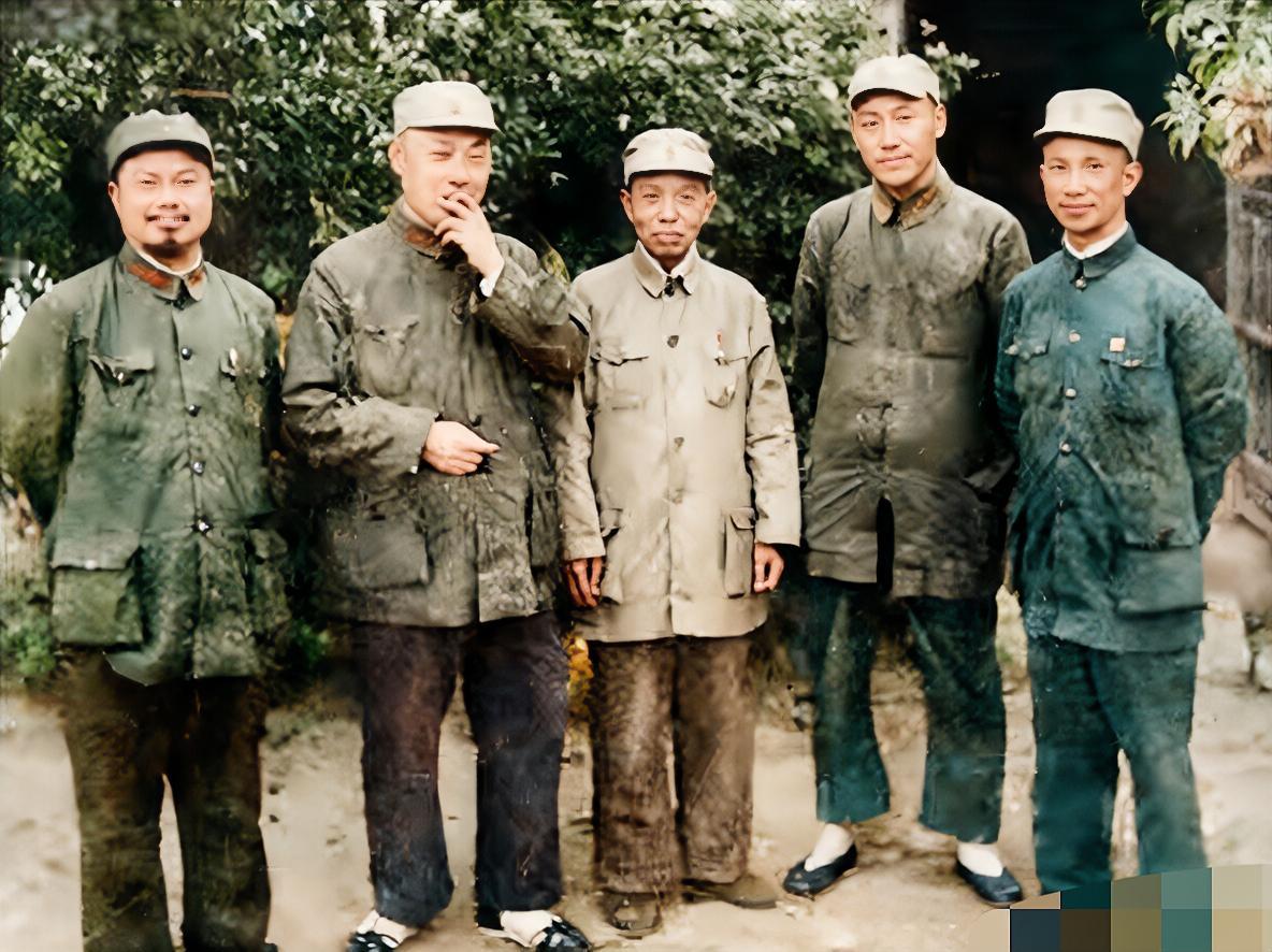 1945年，新四军将领合影，陈毅元帅、粟裕大将我认识，站在C位的是谁？