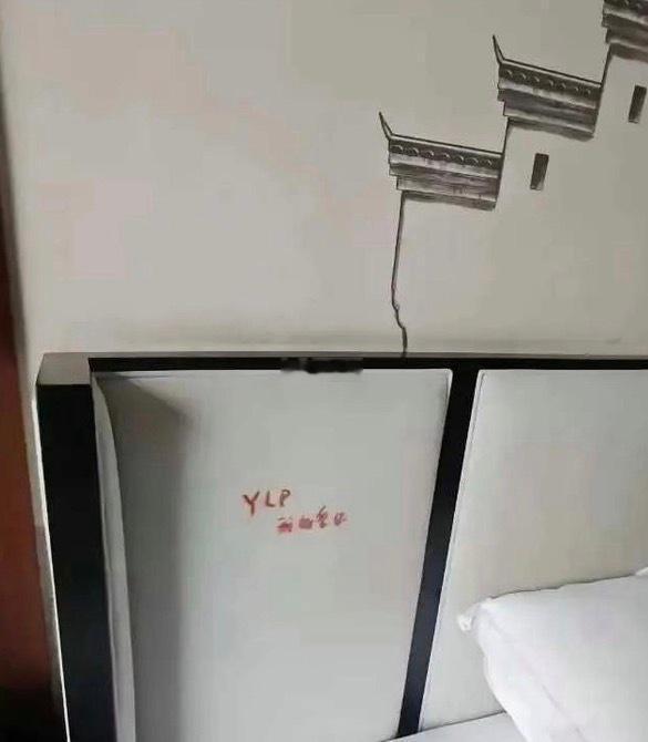 住小宾馆看到的，这也太疯狂了吧！