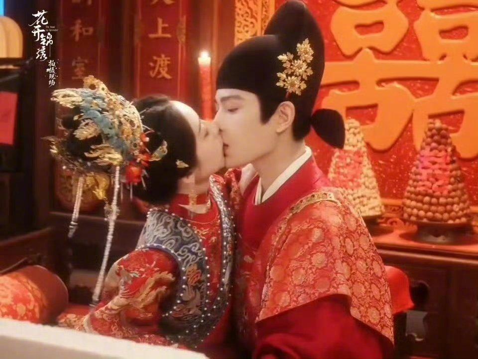 花开锦绣大婚吻戏《花开锦绣》在七夕放出大婚吻戏花絮丁禹兮邓恩熙身着大红婚服演绎洞