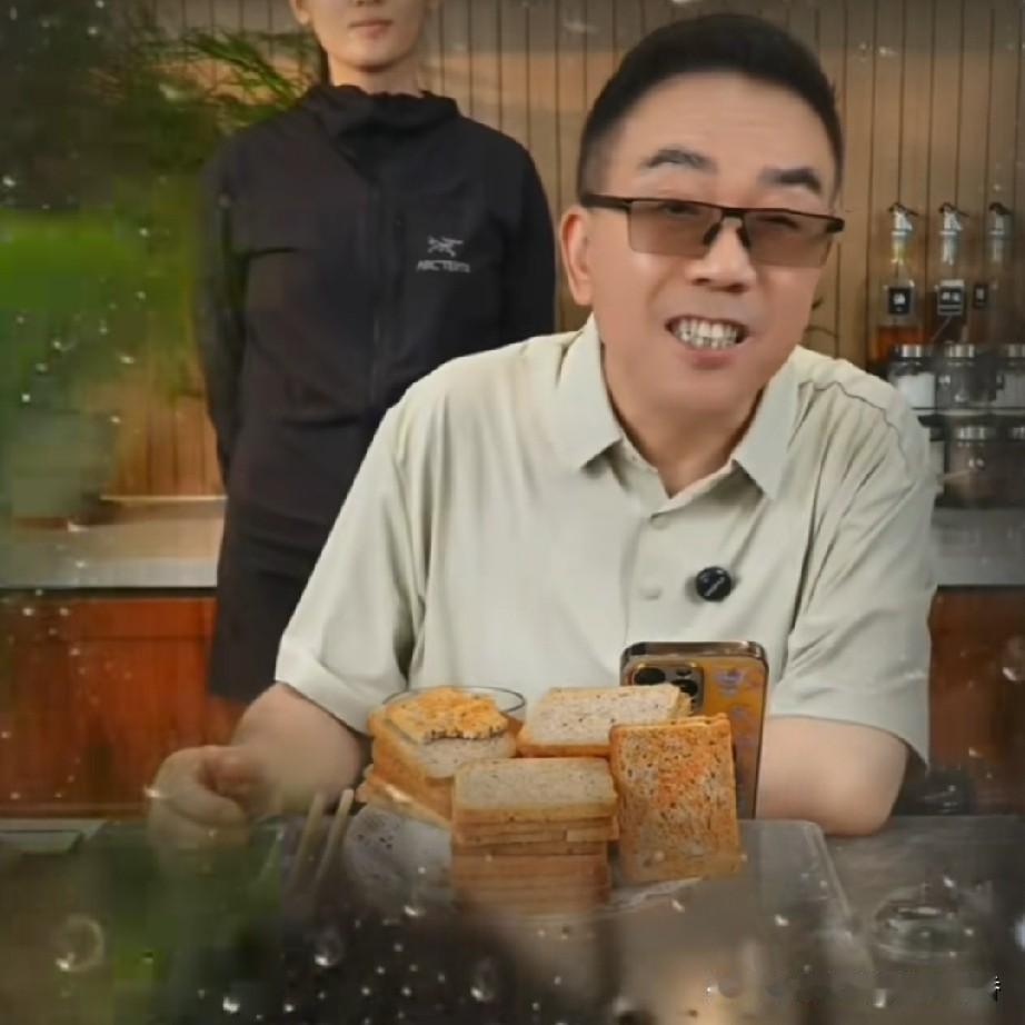 杨仪在直播的时候说：“我没有工作、没有退休金、没有单位，我是个三无噢不对，我是个