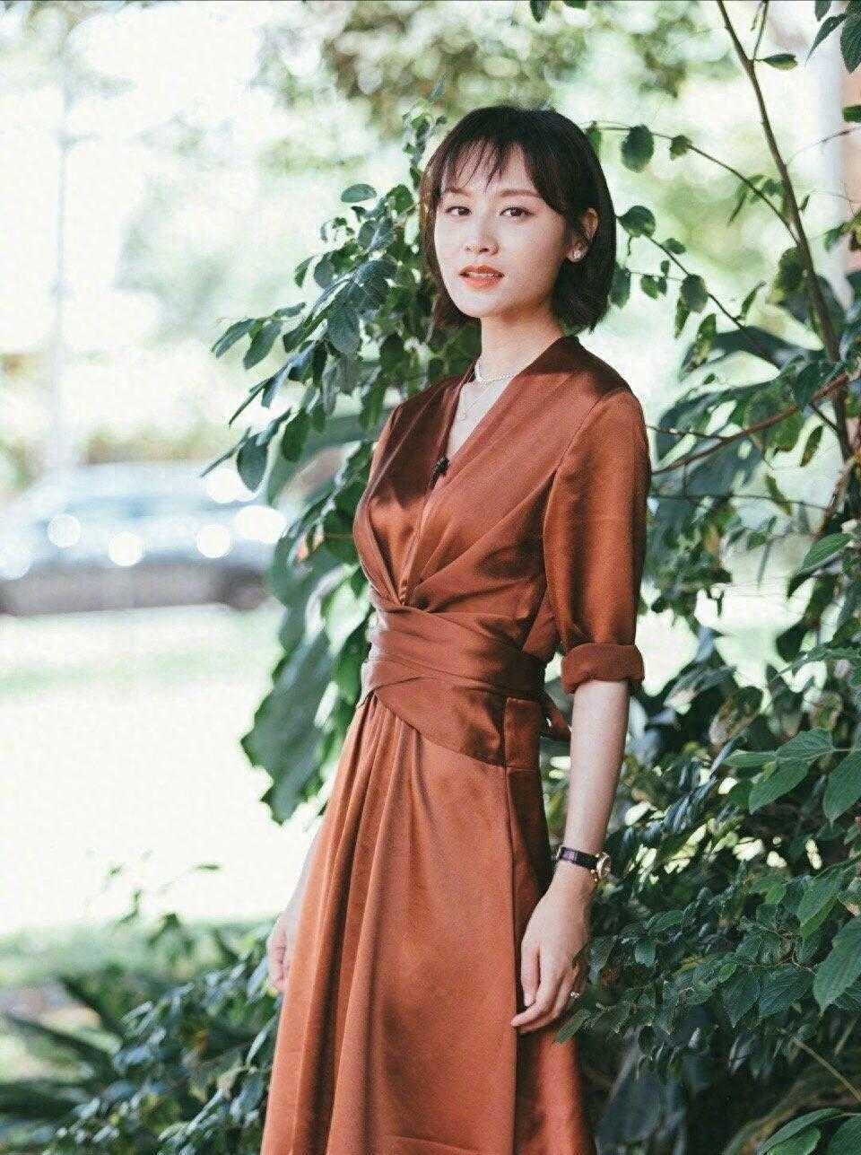 叶一茜剪掉长发换上波波头，用焦糖色缎面裙和简约凉鞋玩转