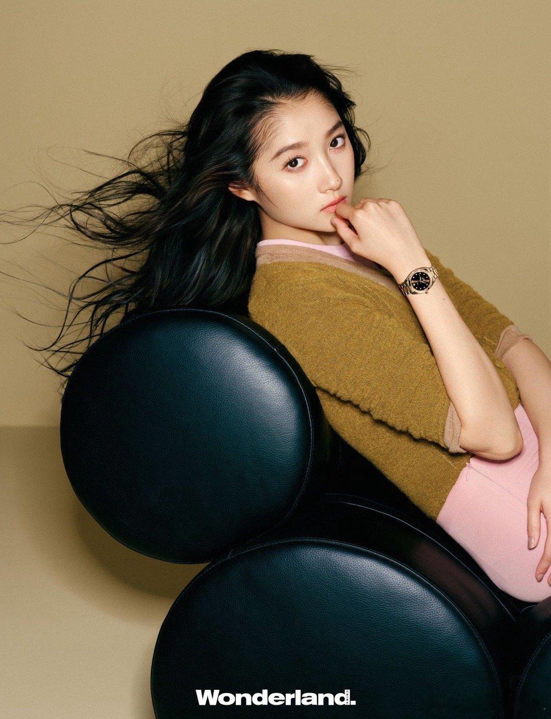 关晓彤都市高智感《Wonderland.》十一月刊封面绝了！关晓彤Prada