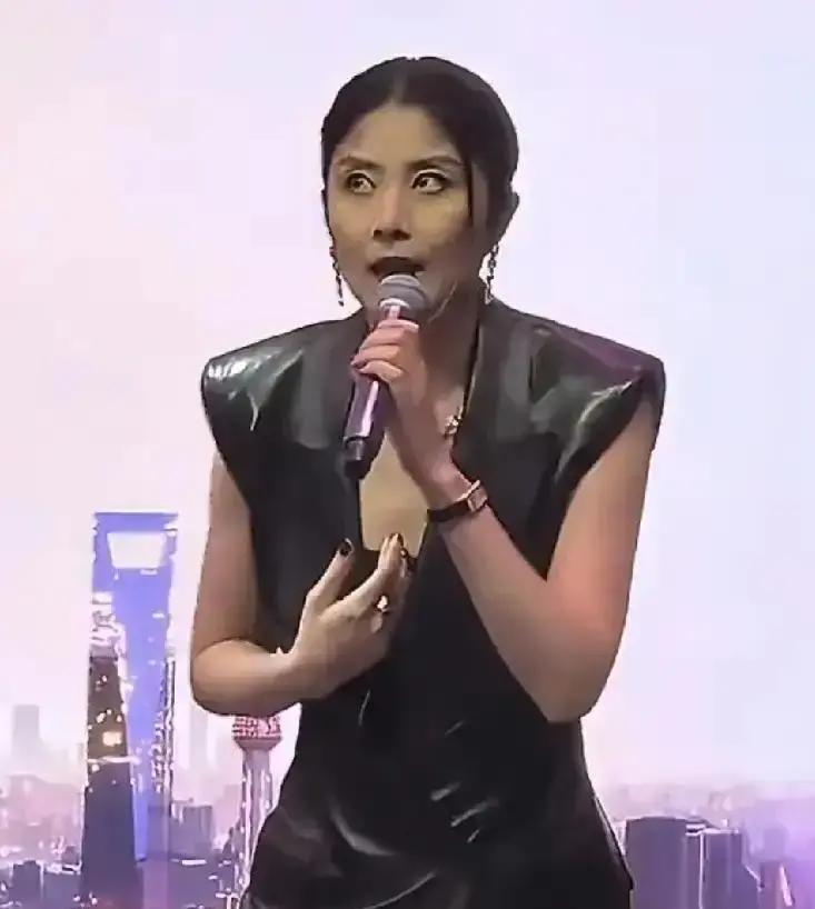 年刷200万，明星变赠品陈慧琳在恒隆给闺蜜唱了三首老歌，台下清一色百万名表