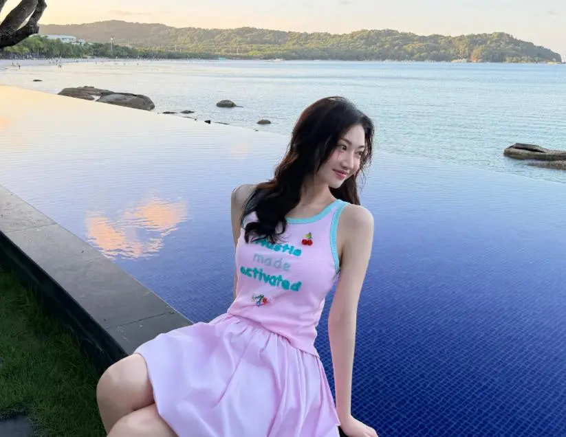 景甜真会穿，“儿童背心+百褶裙”好减龄，充满度假松弛感​