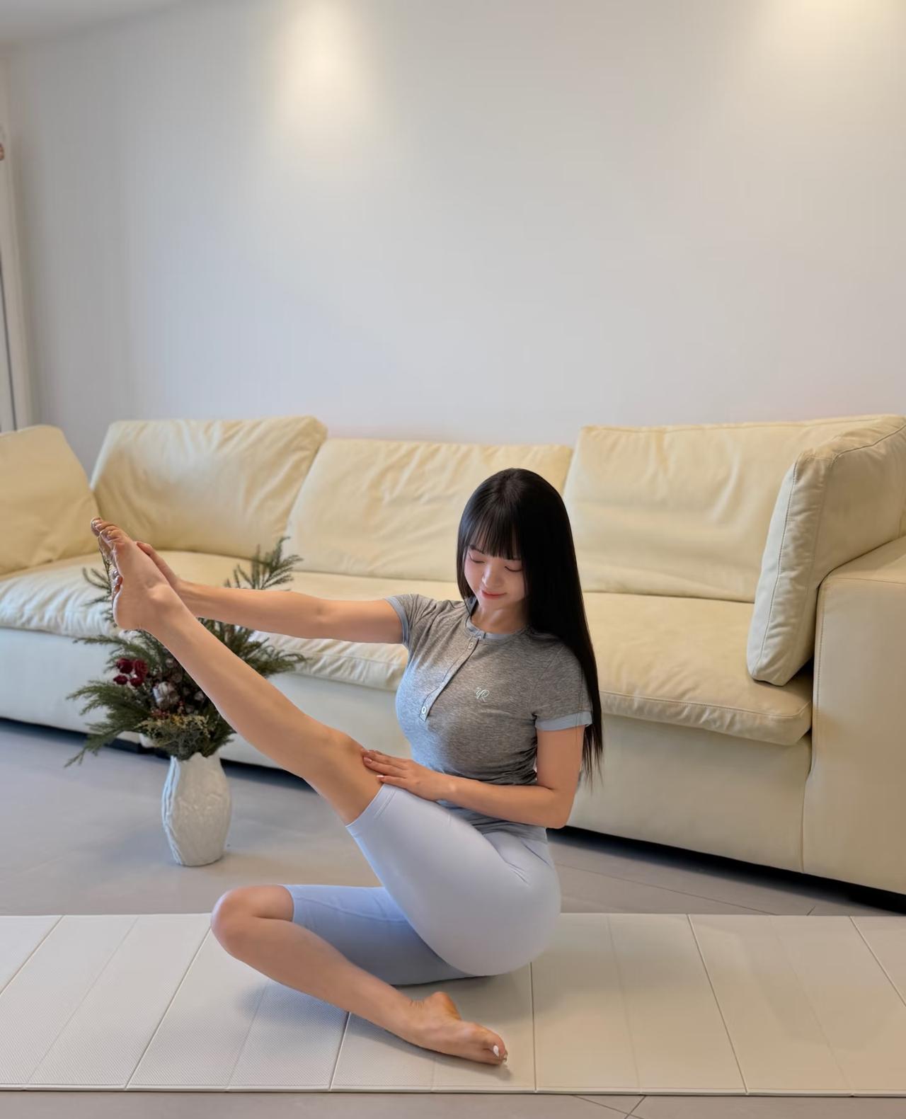 瑜伽女孩的日常温柔把身体打开，把心放宽在忙碌琐碎的日常里，给自己留一段专